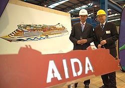 Bernhard Meyer und Michael Thamm präsentieren den Schnitt des neuen AIDA Clubschiff