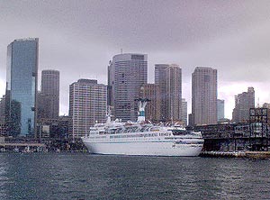 MS Maxim Gorki am Pier von Sydney
