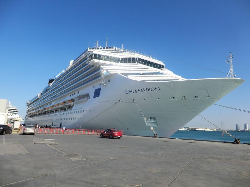 Kreuzfahrtschiff Costa Favolosa im Hafen von Abu Dhabi