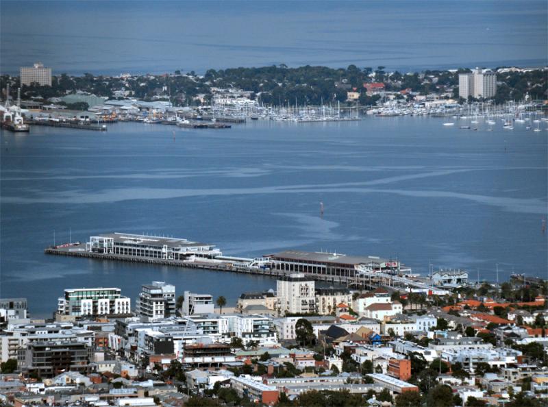 Hafenanlage in Melbourne mit Kais und Wasserflächen