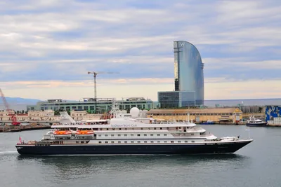 SeaDream II im Hafen von Barcelona vor dem Hotel W Barcelona