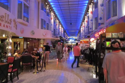 Bunte Innenpromenade mit Restaurants auf der Color Fantasy