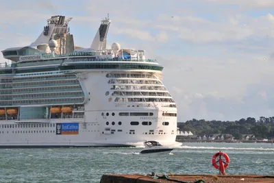 Independence of the Seas im Hafen von Southampton