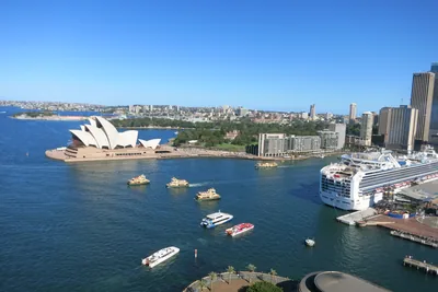 Sydney Harbour mit Opernhaus, F&auml;hren und Kreuzfahrtschiff
