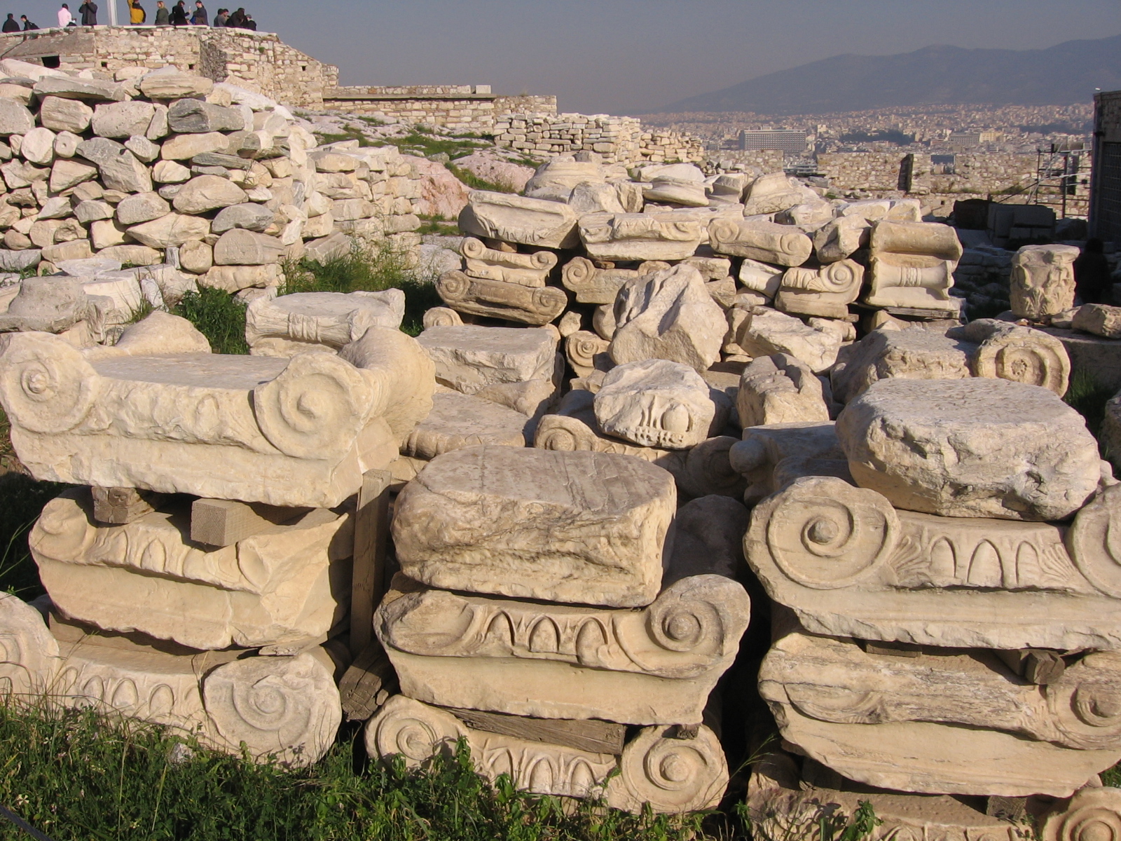 Antike Säulenreste auf der Akropolis mit Blick über Athen