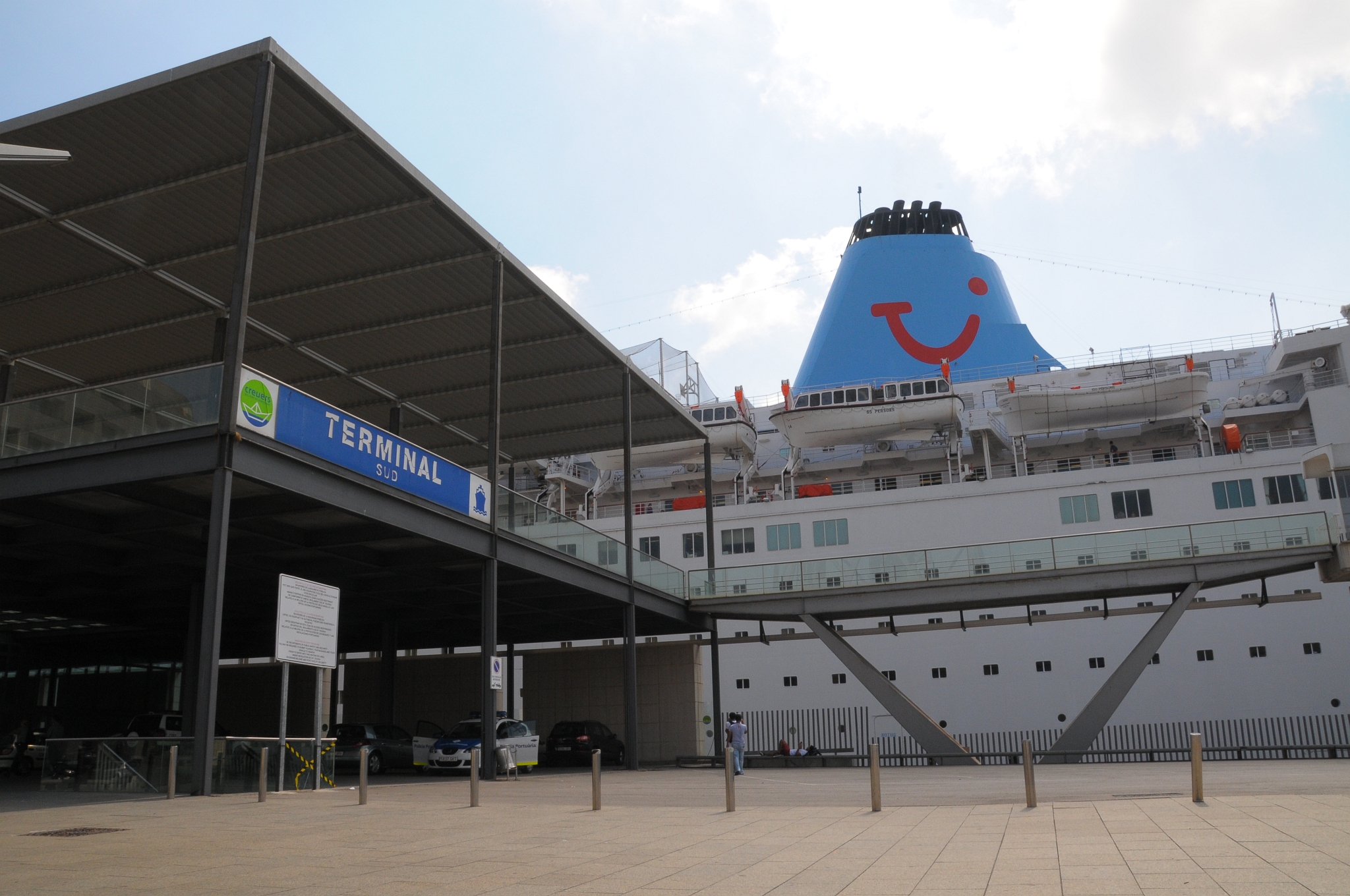 Kreuzfahrtterminal in Barcelona mit Kreuzfahrtschiff