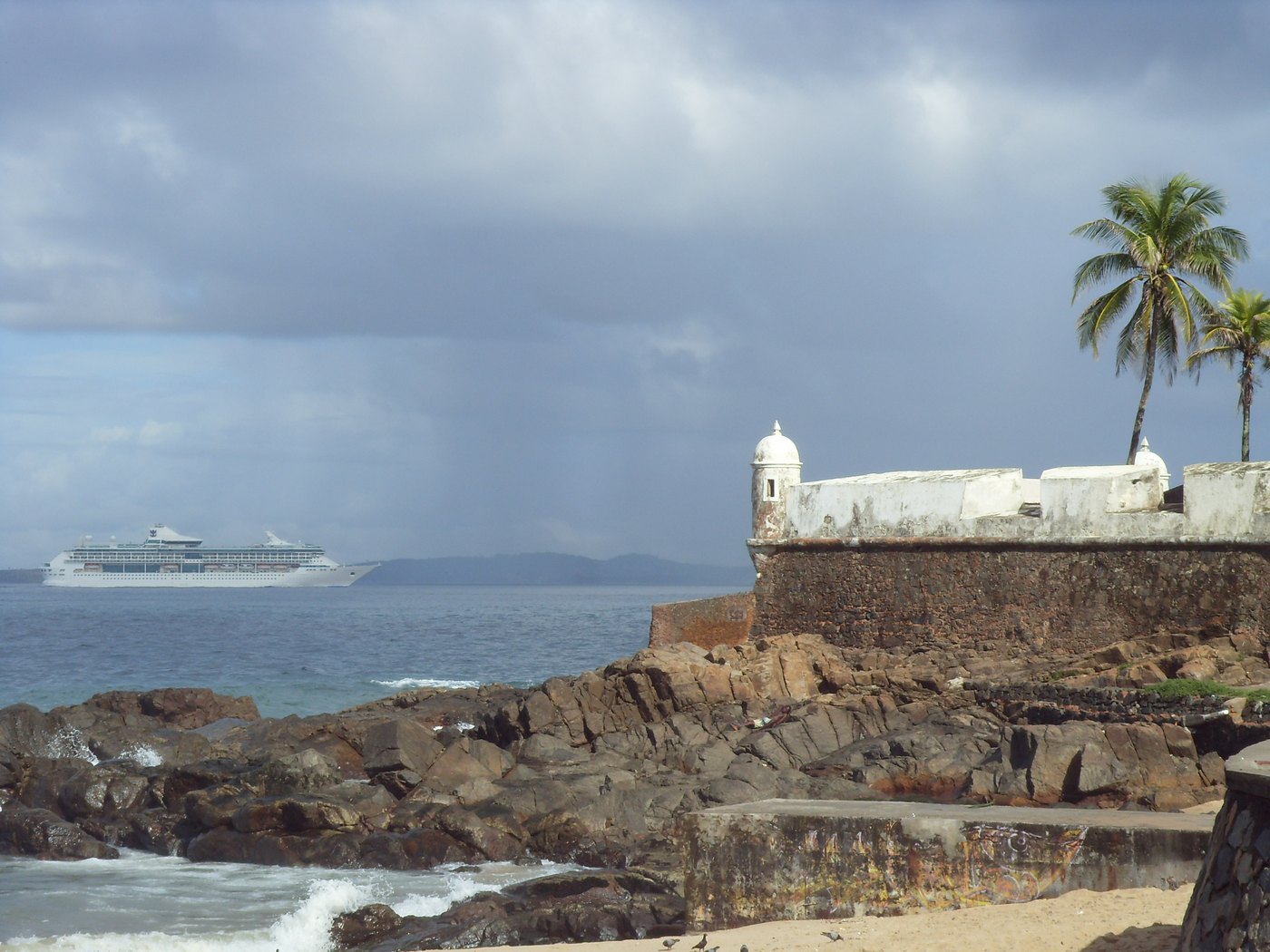Kreuzfahrtschiff vor Salvador Kreuzfahrtschiff vor der Küste von Salvador da Bahia