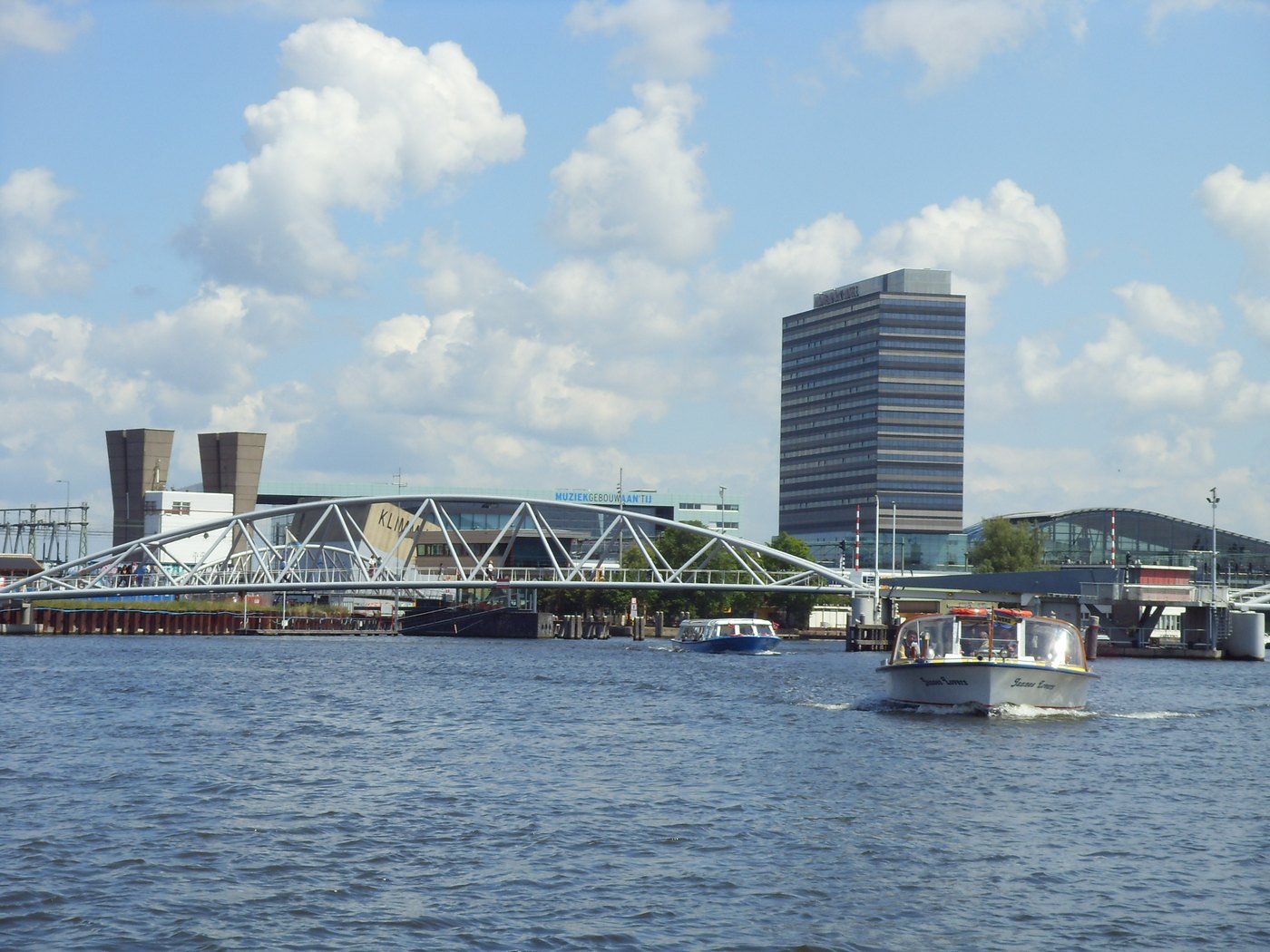 Kanal mit Brücke in Amsterdam