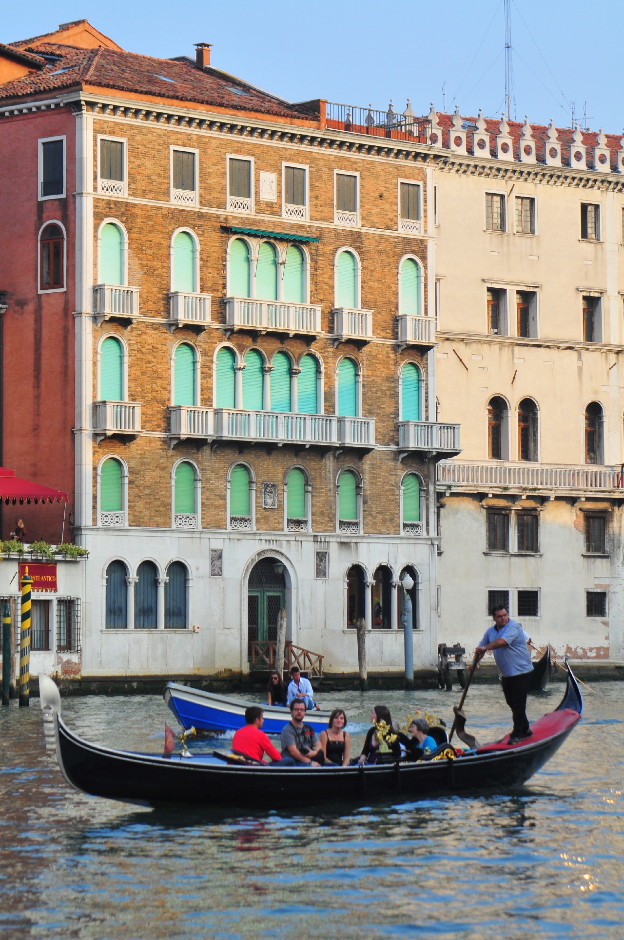 Gondel auf einem Kanal in Venedig