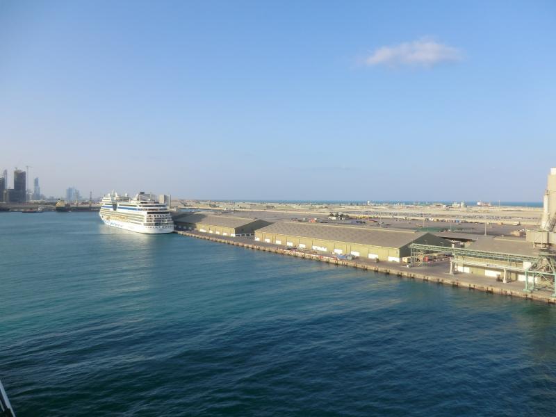 Kreuzfahrtschiff im Hafen von Abu Dhabi am Persischen Golf